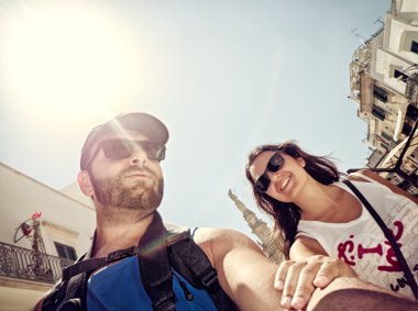 Bir Selfie fotoğraf çekerken genç Çift