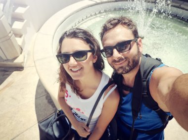 Bir Selfie fotoğraf çekerken genç Çift