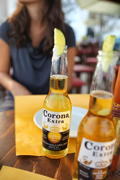 Beba no bar com Corona Extra sal e limão . — Fotografia de Stock