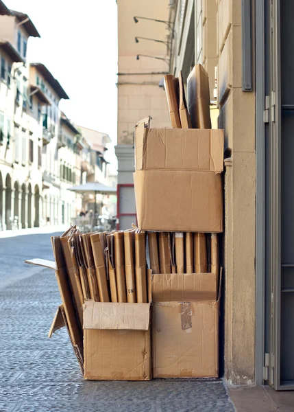 Cardboard outside a store — Stockfoto