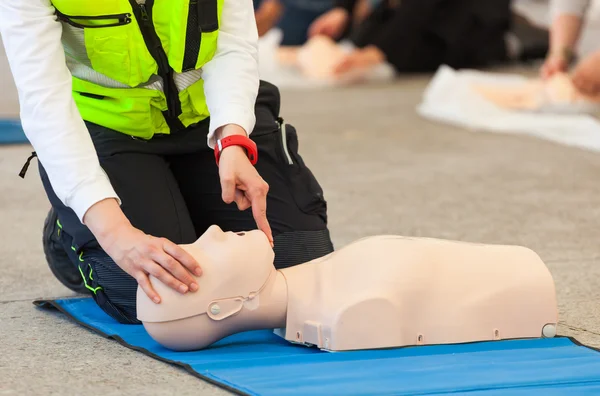 CPR training with dummy — Stock Photo, Image