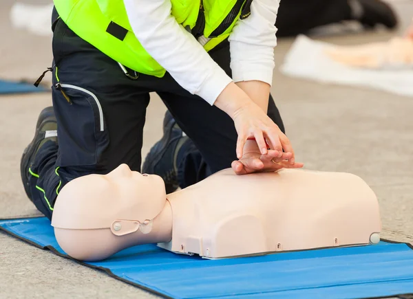 CPR training with dummy — Stock Photo, Image