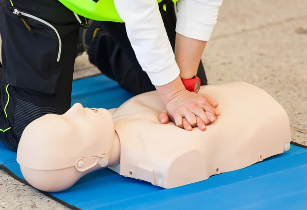 Kukla ile Cpr eğitim — Stok fotoğraf