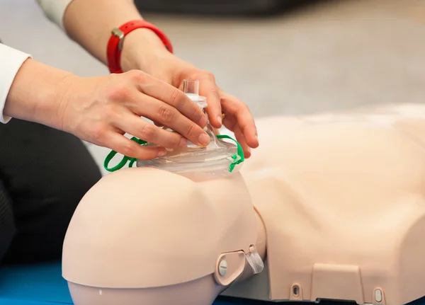 CPR training with dummy — Stock Photo, Image