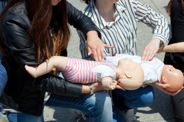 Tabii ki bebek bebek ile ilk yardım