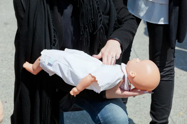 Cursus eerste hulp met baby pop — Stockfoto