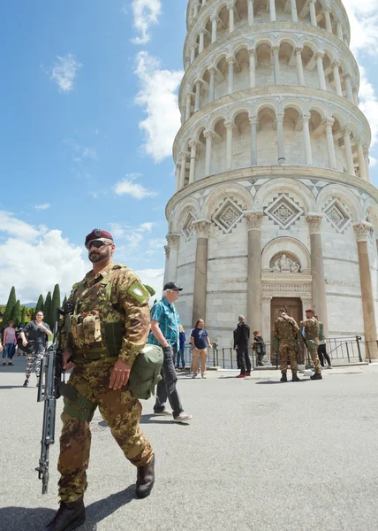 Italští vojáci v katedrále náměstí Pisa — Stock fotografie