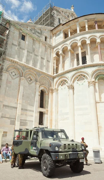 Italiaanse soldaten in Pisa Cathedral Square Stockfoto