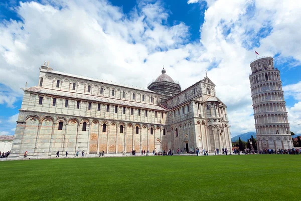 Katedral ve eğilerek kule Pisa, İtalya. — Stok fotoğraf