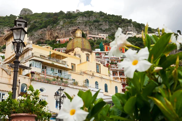 Kyrkan Santa Maria Assunta i Positano — Stockfoto