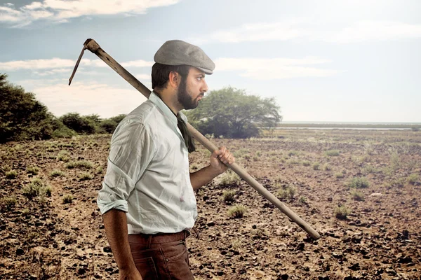 Farmář, chůzi po poli — Stock fotografie