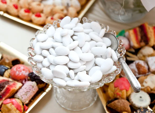 Tavolo da sposa con confetti bianchi — Foto Stock