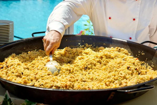 Cocinar paella en un restaurante al aire libre —  Fotos de Stock