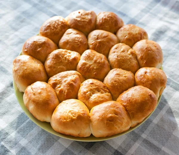 Пирог Дунай с салями и сыром . — стоковое фото