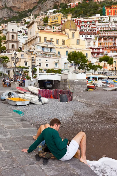 Turister nära den lilla hamnen Positano — Stockfoto