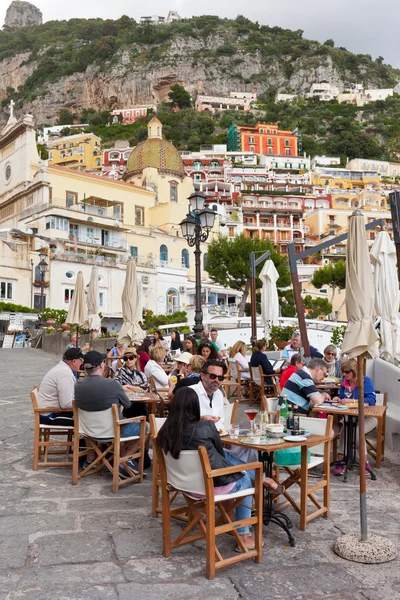 Toeristen in de buurt van de kleine haven van Positano — Stockfoto