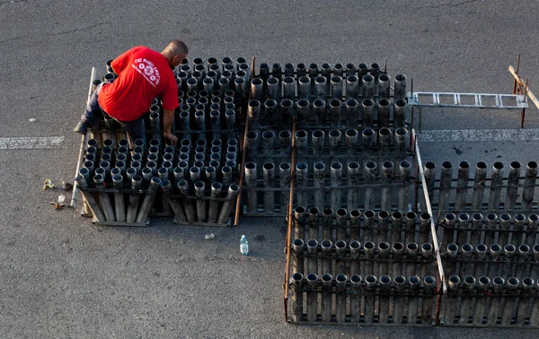 การเตรียมดอกไม้ไฟสําหรับวันเซนต์จีโอวานนี Battista — ภาพถ่ายสต็อก