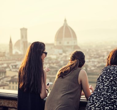 İnsanlar Floransa görünümünü izlerken gün batımında.