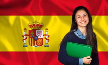 Teen öğrenci İspanyol bayrağı üzerinde gülümseyen