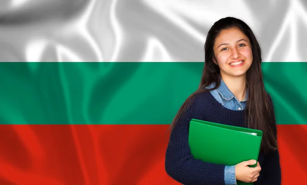 Adolescente estudiante sonriendo sobre bandera búlgara — Foto de Stock
