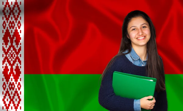 Adolescente estudiante sonriendo sobre bandera bielorrusa — Foto de Stock