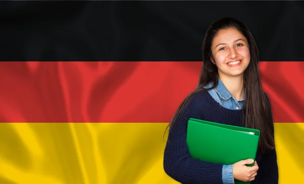 Ученик-подросток улыбается над немецким флагом — стоковое фото