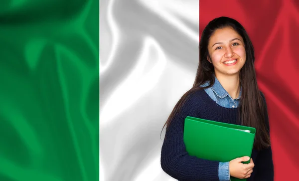 Studente adolescente sorridente sopra la bandiera italiana — Foto Stock