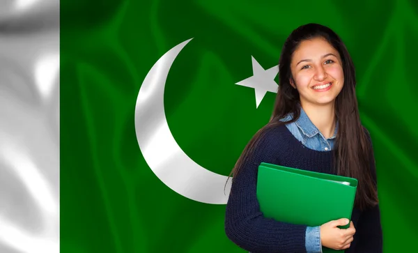 Tini diák mosolyogva pakisztáni lobogó alatt — Stock Fotó