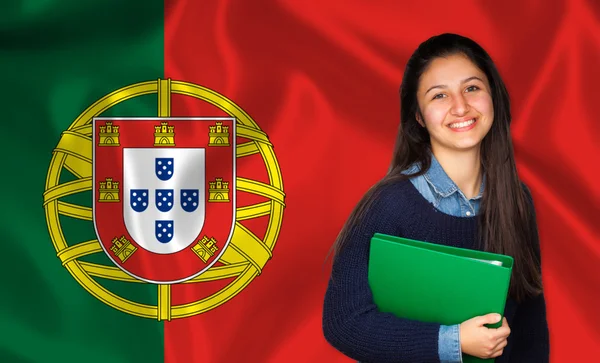 Tiener student lachend over Portugese vlag — Stockfoto