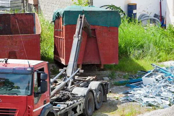 Enganche de un contenedor lleno en el camión — Foto de Stock