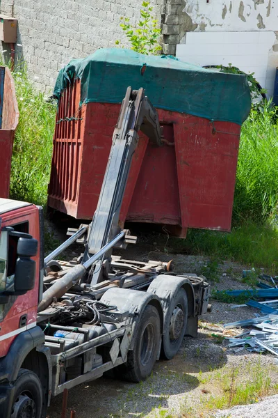 Attacco di un contenitore pieno sul camion — Foto Stock