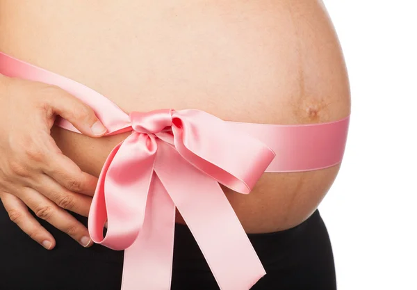 Mulher grávida com fita rosa ao redor da barriga — Fotografia de Stock