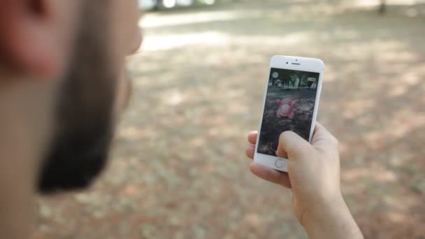 Nintendo Pokemon GO utvidet reality-smarttelefon – stockvideo