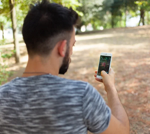 Nintendo Pokemon artar gitmek gerçek smartphone — Stok fotoğraf