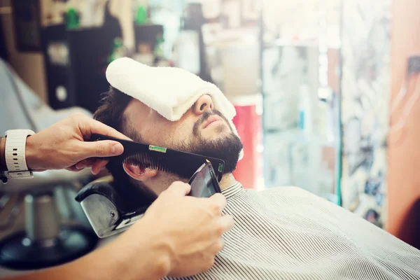 Rituale tradizionale di rasatura della barba — Foto Stock