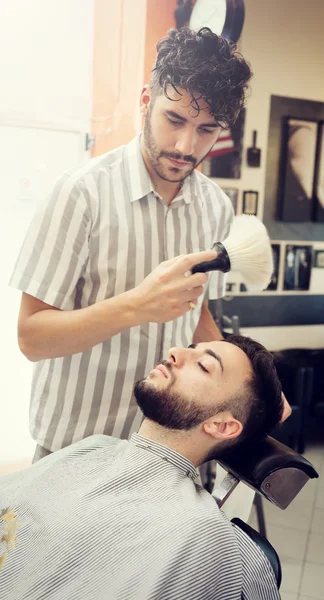 Rituale tradizionale di rasatura della barba — Foto Stock