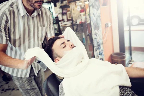 剃掉胡须的传统仪式 — 图库照片