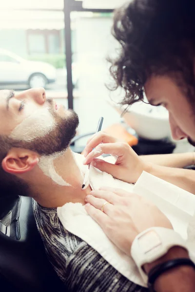 Традиционный ритуал бритья бороды — стоковое фото