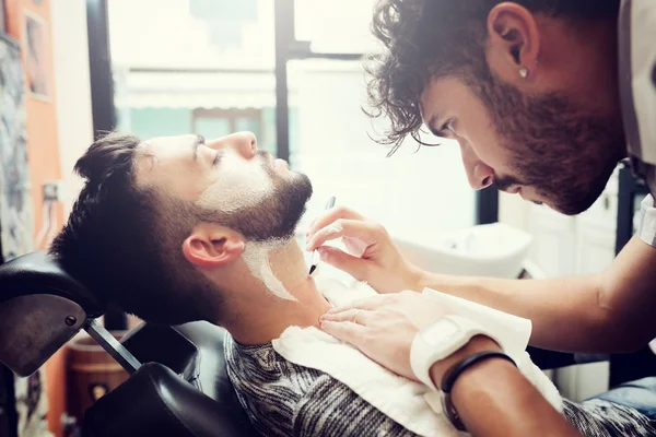 Rituel traditionnel de raser la barbe — Photo