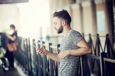 Genç adam tren istasyonunda.