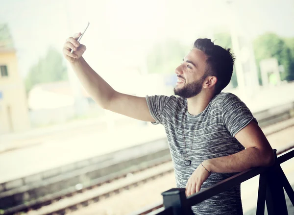 在火车站的年轻人需要自拍照. — 图库照片
