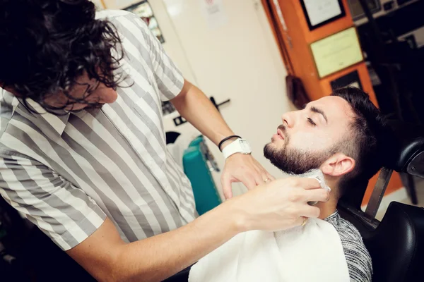 Rituale tradizionale di rasatura della barba — Foto Stock