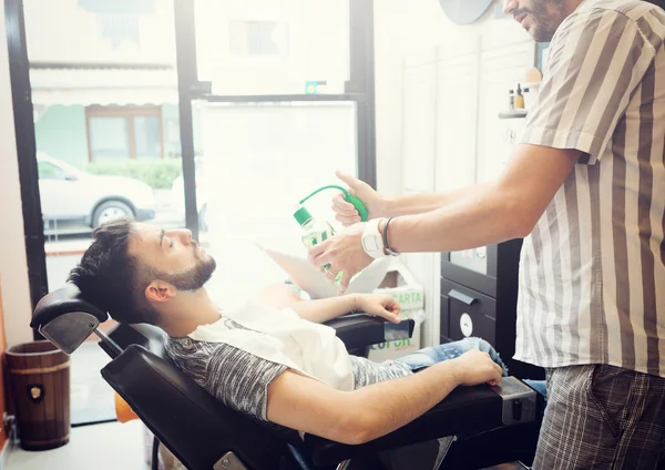 Rituale tradizionale di rasatura della barba — Foto Stock