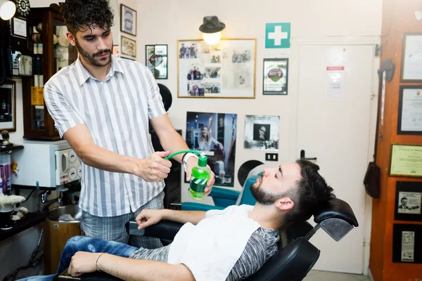 Rituel traditionnel de raser la barbe — Photo