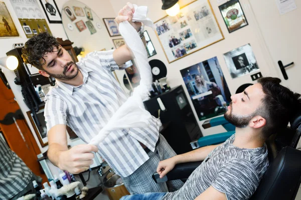 Rituel traditionnel de raser la barbe — Photo