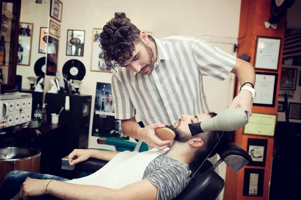 Rituel traditionnel de raser la barbe — Photo