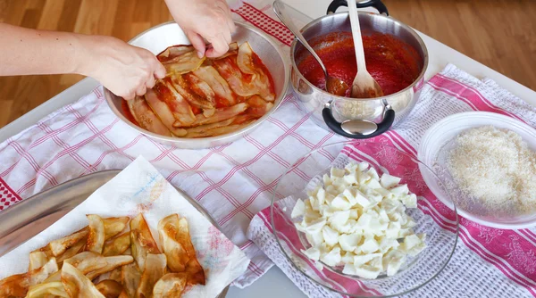 Persiapan resep Italia untuk Terong Parmigiana . — Stok Foto