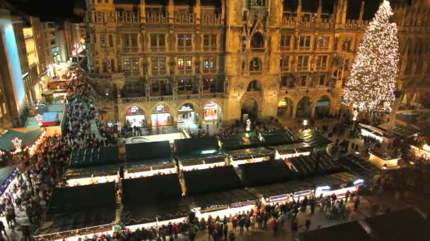 Vista superior de la plaza Marienplatz con miles de turistas durante la temporada navideña para visitar los mercados navideños . — Vídeos de Stock