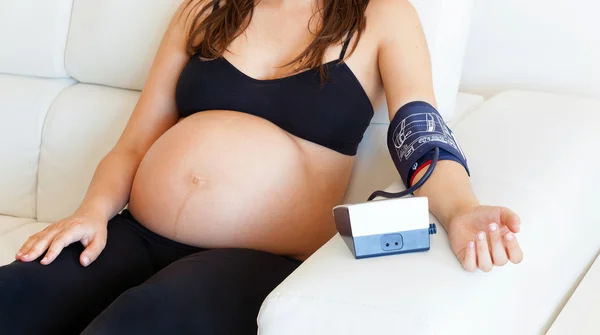 La donna incinta misura la pressione sanguigna — Foto Stock