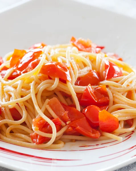 Spaghetti Cherry Tomatoes Basil Natural Light Shooting — Stock Photo, Image